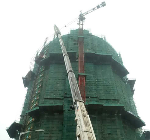 中卫市吊车在工地上作业